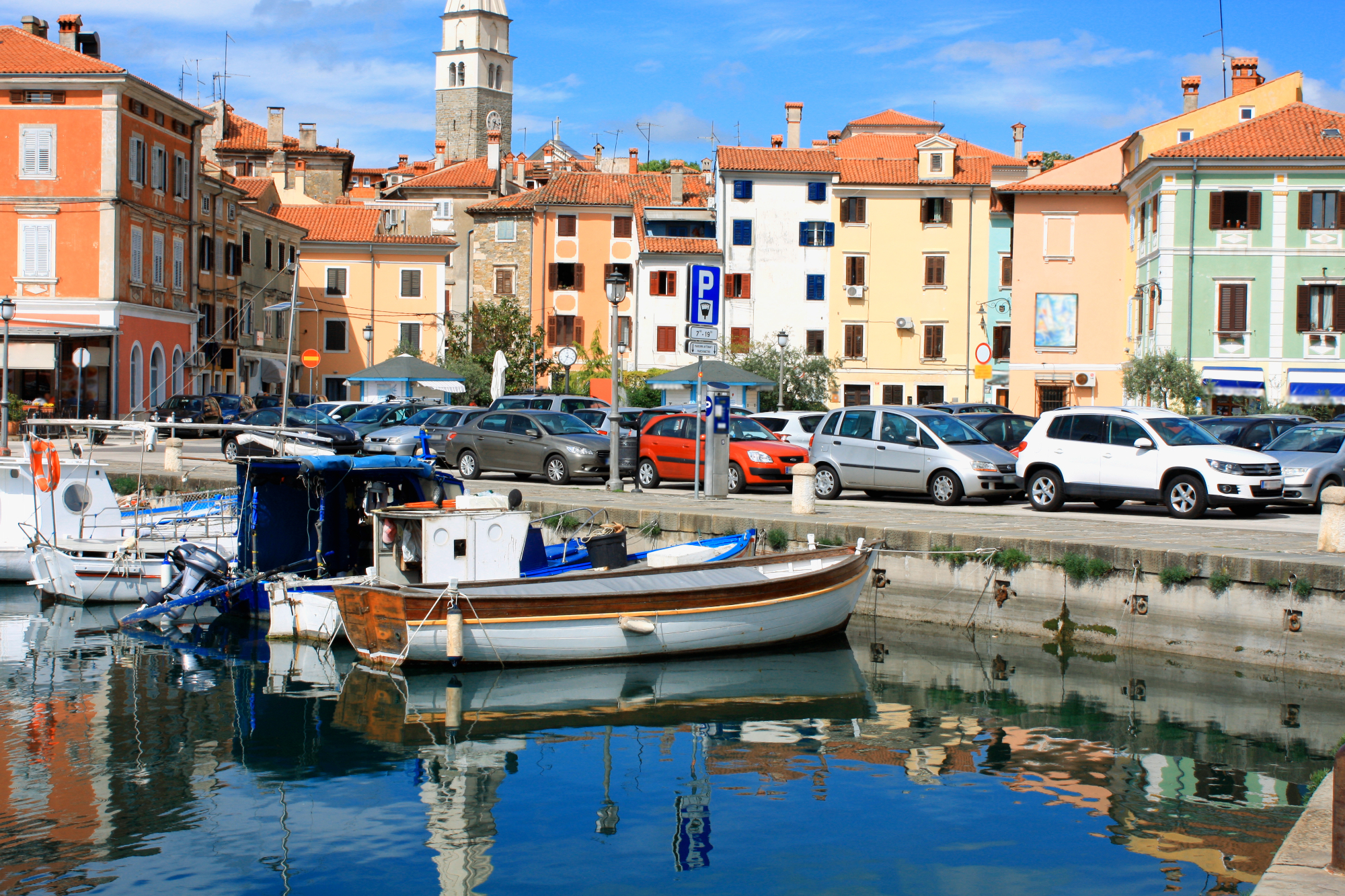 Naselje Izola: Od Ribiške Vasi do Turističnega Mesta